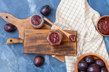 Renkli arkaplanda lezzetli ev yapımı erik reçeli kompozisyonu