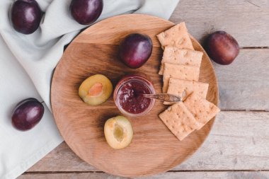 Ahşap zemin üzerinde lezzetli ev yapımı erik reçeli ile kompozisyon