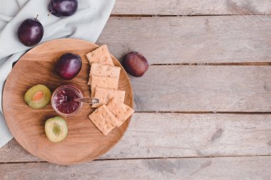 Ahşap zemin üzerinde lezzetli ev yapımı erik reçeli ile kompozisyon