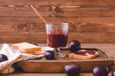 Ahşap zemin üzerinde lezzetli ev yapımı erik reçeli ile kompozisyon