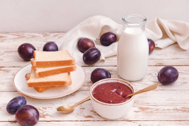 Ahşap zemin üzerinde lezzetli ev yapımı erik reçeli ile kompozisyon