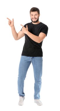 Beyaz arka planda bir şey gösteren genç bir adamın portresi