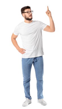 Beyaz arka planda bir şey gösteren genç bir adamın portresi