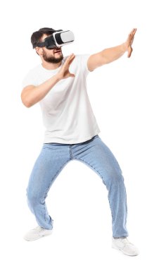 Beyaz arka planda sanal gerçeklik gözlüklü genç adam.