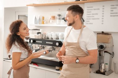 Modern kafeteryada çalışan meslektaşlar