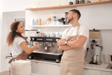 Modern kafeteryada çalışan meslektaşlar