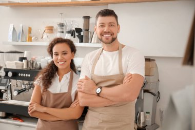 Modern kafeteryada çalışan meslektaşlar