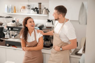 Modern kafeteryada çalışan meslektaşlar