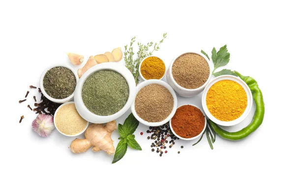 Beyaz arka planda farklı baharatlar ve bitkiler