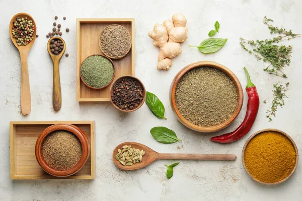 Hafif arka planda farklı baharat ve bitkilerle kompozisyon