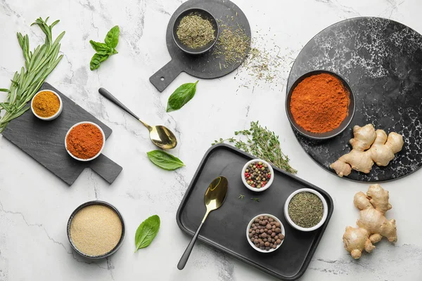 Hafif arka planda farklı baharat ve bitkilerle kompozisyon