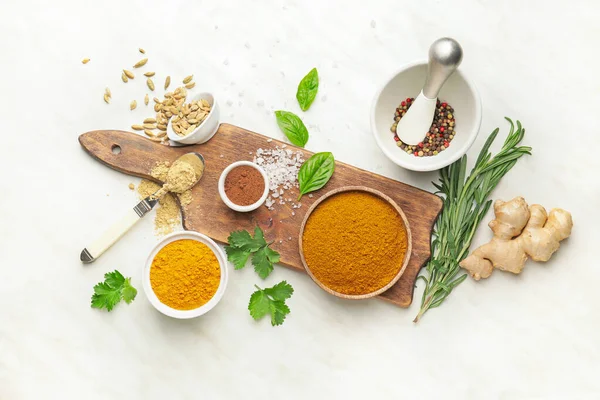 Hafif arka planda farklı baharat ve bitkilerle kompozisyon
