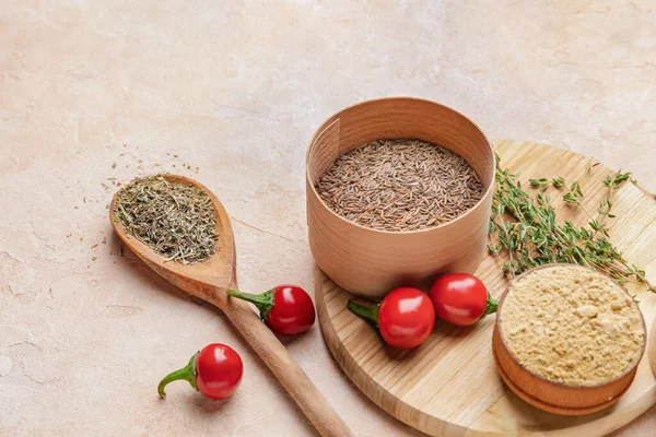 Renk arkaplanında farklı baharat ve bitkiler içeren kompozisyon