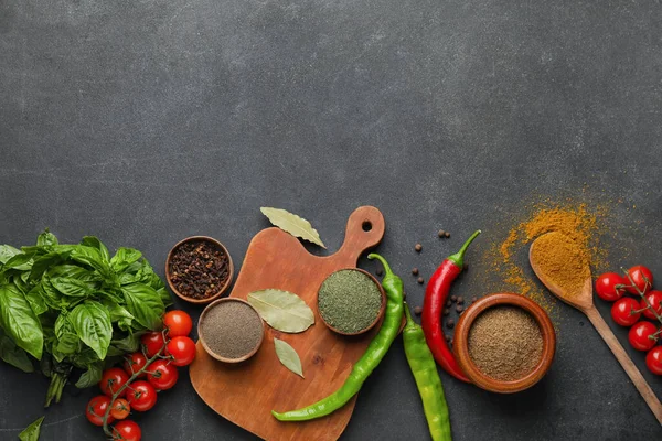 Esmer arka planda farklı baharat ve otlarla kompozisyon