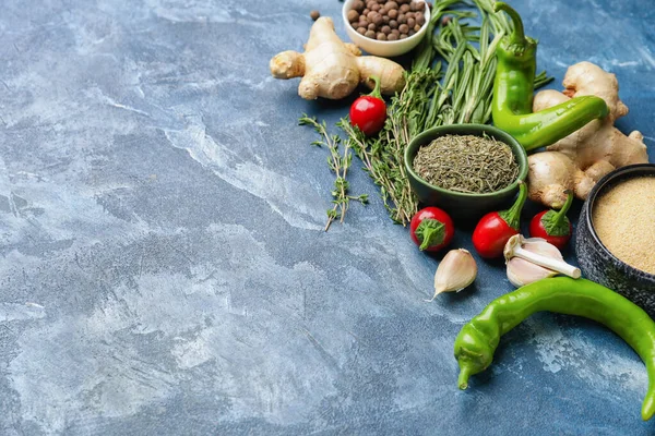 Renk arkaplanında farklı baharat ve bitkiler içeren kompozisyon