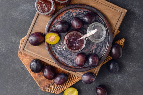 Lezzetli ev yapımı erik reçeli ile koyu arkaplanda kompozisyon