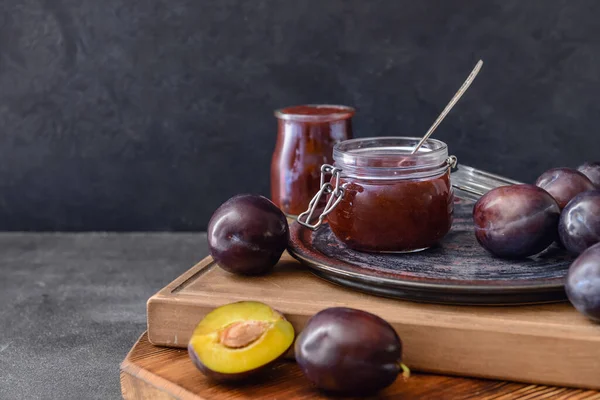 Lezzetli ev yapımı erik reçeli ile koyu arkaplanda kompozisyon
