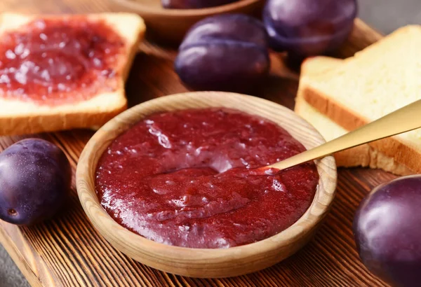 Lezzetli ev yapımı erik reçeli ile ahşap tahtada kase