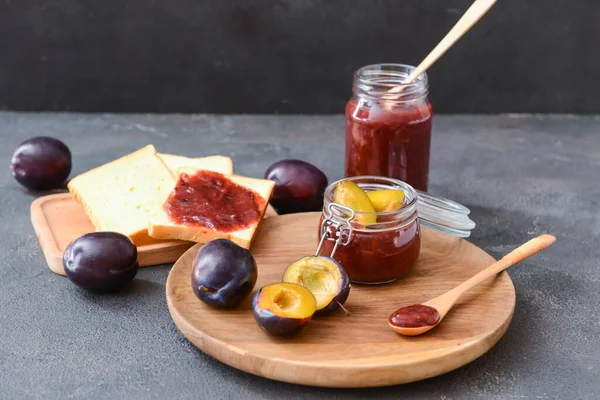 Lezzetli ev yapımı erik reçeli ile koyu arkaplanda kompozisyon