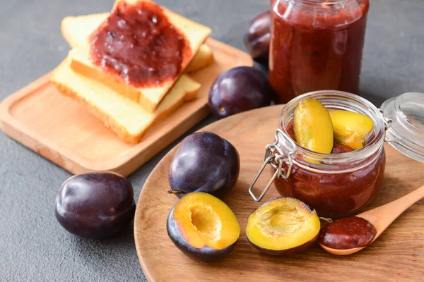 Lezzetli ev yapımı erik reçeli ile koyu arkaplanda kompozisyon