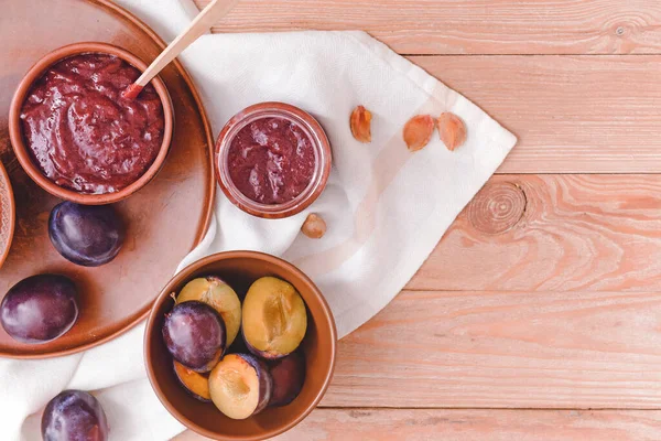 Ahşap zemin üzerinde lezzetli ev yapımı erik reçeli ile kompozisyon