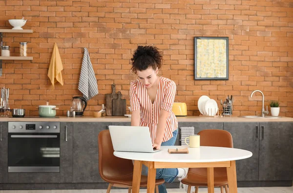 Young Woman Laptop Kitchen — Stock Photo, Image