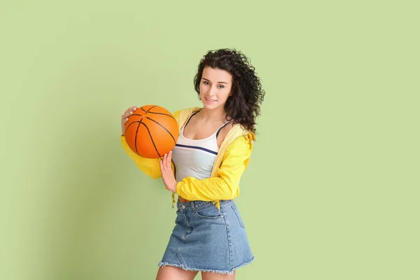 Portret Stylowej Młodej Kobiety Piłką Gry Koszykówkę Tle Koloru — Zdjęcie stockowe