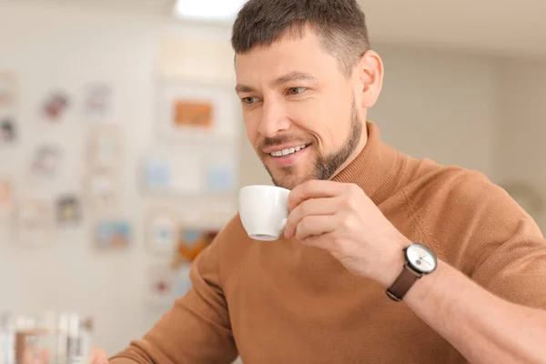 Schöner Mann Trinkt Heißen Espresso Café — Stockfoto