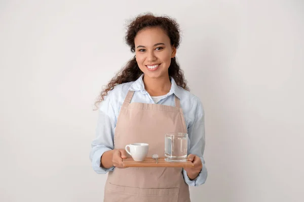 Jovem Barista Com Café Quente Fundo Claro — Fotografia de Stock