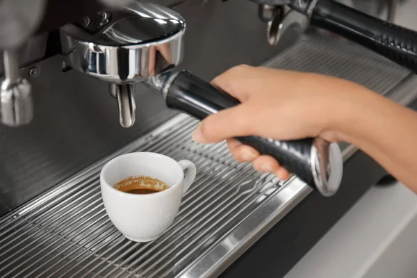 カフェでホットコーヒーを作るバリスタ クローズアップ — ストック写真