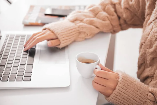 Mulher Bonita Com Laptop Xícara Café Quente Café — Fotografia de Stock