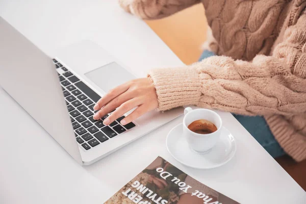 Mulher Bonita Com Laptop Xícara Café Quente Café — Fotografia de Stock