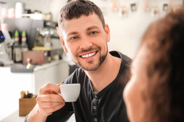 Glücklicher Mann Trinkt Heißen Espresso Café — Stockfoto