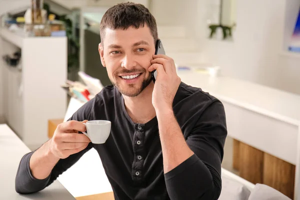 Hombre Guapo Con Teléfono Móvil Taza Café Expreso Caliente Cafetería — Foto de Stock