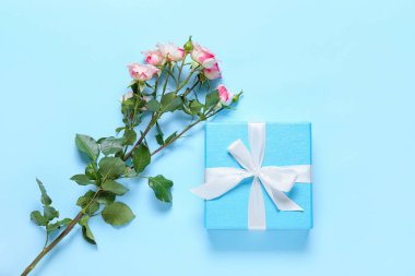 Bir buket güzel çiçek ve renkli arka planda hediye.