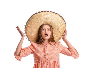 Beyaz arka planda şapkalı Meksikalı genç bir kadın.