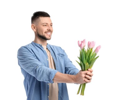 Beyaz arka planda güzel çiçekleri olan yakışıklı bir adam.