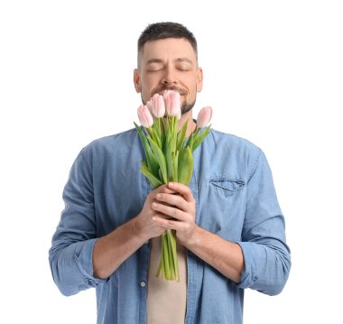 Beyaz arka planda güzel çiçekleri olan yakışıklı bir adam.