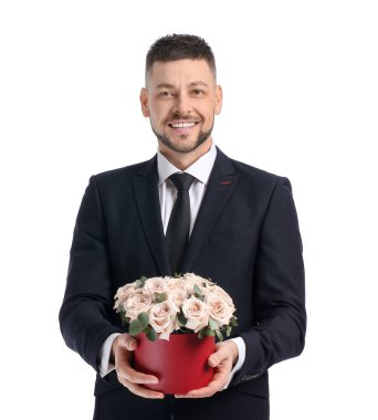 Beyaz arka planda güzel çiçekleri olan yakışıklı bir adam.