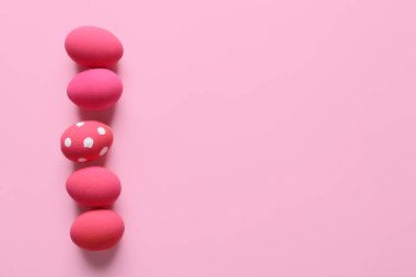 Renkli arka planda güzel Paskalya yumurtaları