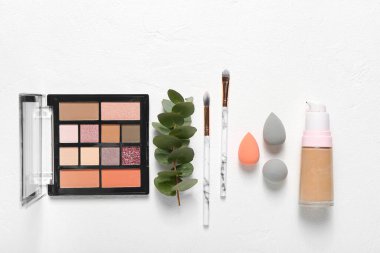 Beyaz arkaplanda dekoratif kozmetik içeren kompozisyon