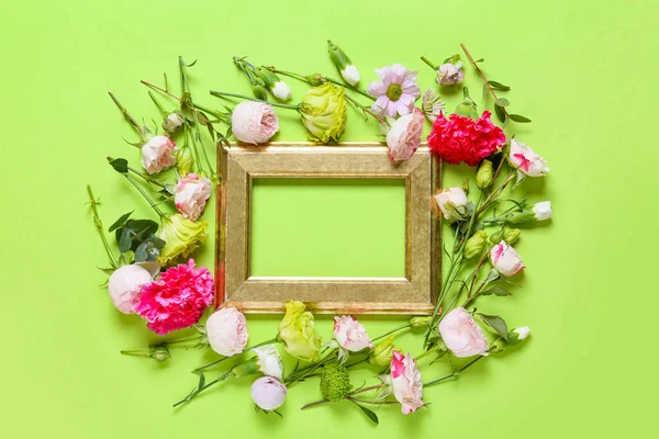 色の背景に美しい花と空白のフレーム — ストック写真