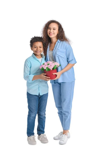 Niño Afroamericano Madre Con Flores Sobre Fondo Blanco — Foto de Stock