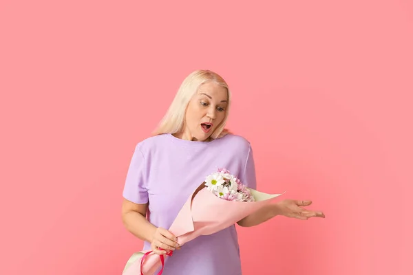 Verrast Volwassen Vrouw Met Boeket Van Mooie Bloemen Kleur Achtergrond — Stockfoto