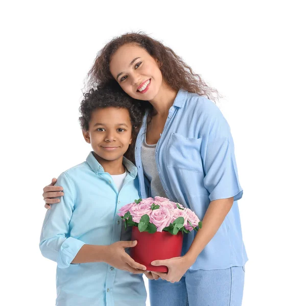 Niño Afroamericano Madre Con Flores Sobre Fondo Blanco — Foto de Stock