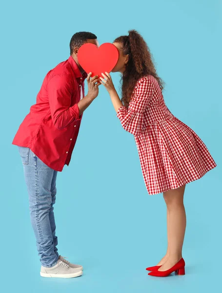 アフリカ系アメリカ人のカップルの色の背景に贈り物 バレンタインデーのお祝い — ストック写真
