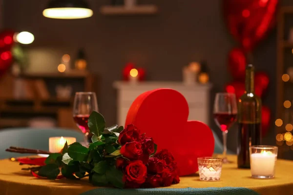 Hartvormige Doos Met Bloemen Tafel Thuis Valentijnsdag — Stockfoto
