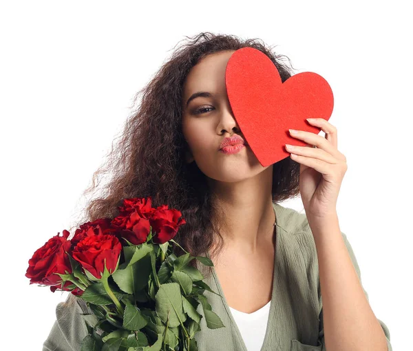Afroamerikanerin Mit Blumen Und Rotem Herz Auf Weißem Hintergrund Valentinstag — Stockfoto