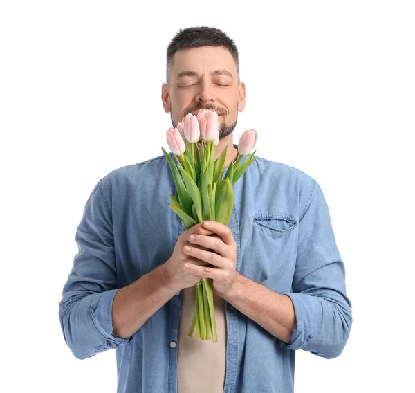 Beyaz arka planda güzel çiçekleri olan yakışıklı bir adam.