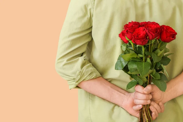 Hombre Guapo Con Ramo Hermosas Flores Detrás Espalda Fondo Color — Foto de Stock